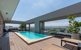 Modern Luxury Condo With Rooftop Pool & Gym
